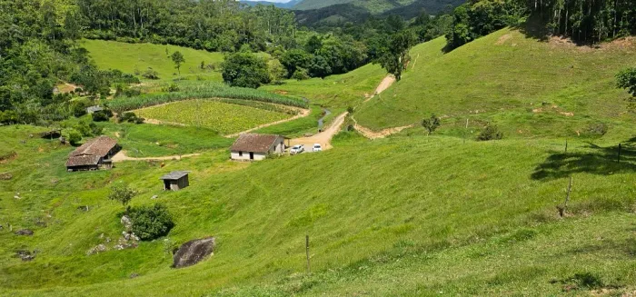 Sitio em -Águas Mornas, 26 hectares, a 100m do asfalto.