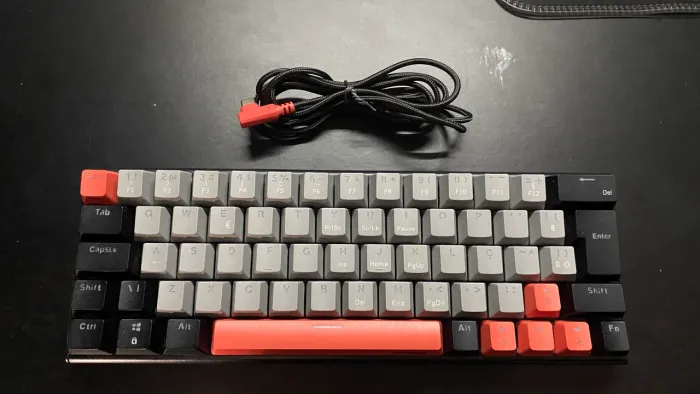 Teclado Mecânico Gamer Pcyes 60% Kuromori PTKM60RD ABNT2 Switch Vermelho Led Rainbow