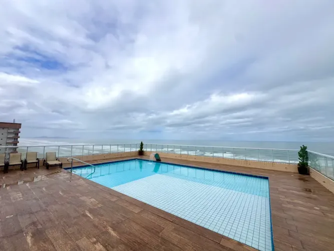Atenção! Apartamento semi-mobiliado em prédio frente mar com vista e lazer na cobertura!