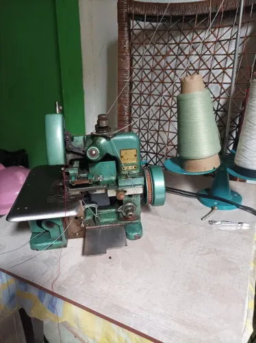 Overlock chinesinha perfeita pouco uso
