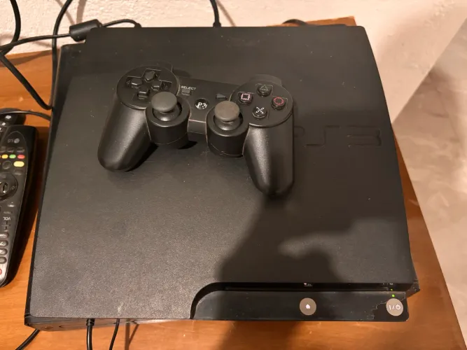 Vendo PS3 desbloqueado com 1 controle