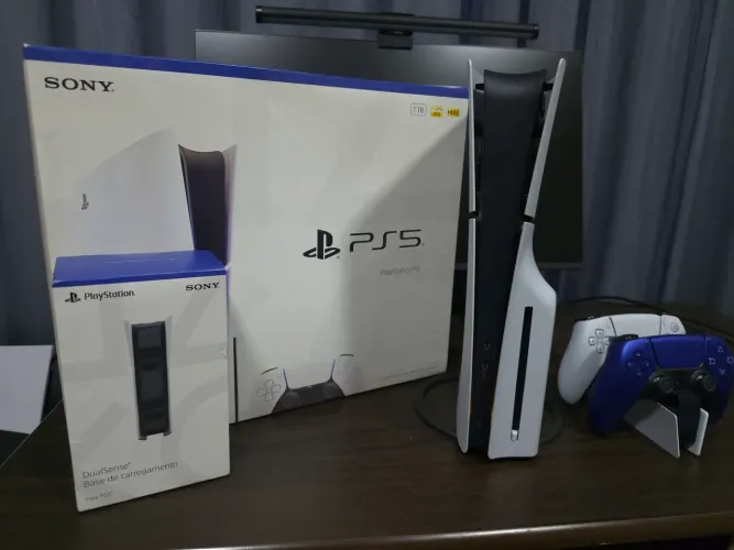 Console PlayStation 5 Slim 1TB (2 controles e base de carregamento)