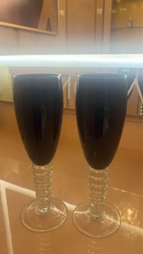 Taças de champagne ou água pretas