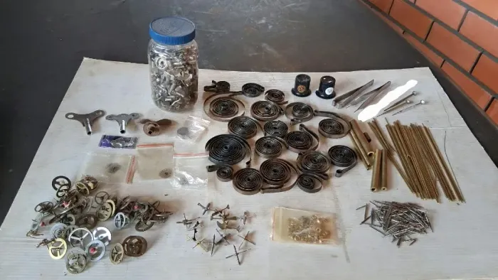Lote de peças / ferramentas para relógios antigos (relojoeiro)