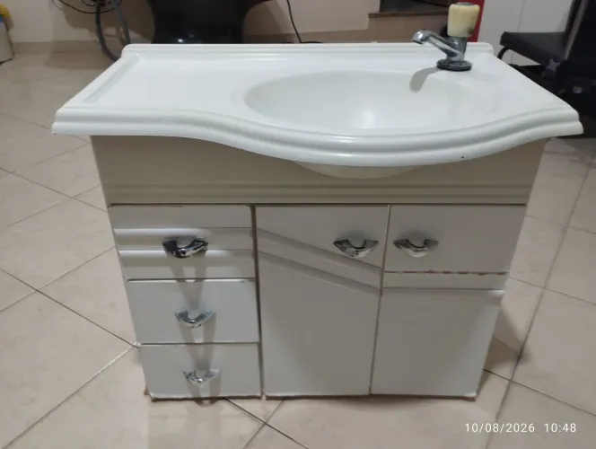 Gabinete completo com pia e torneira