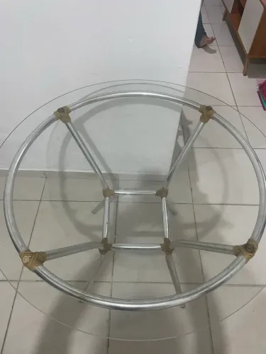 Vende-se uma mesa de vidro sem cadeira