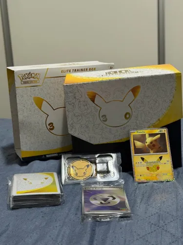 Caixa + Acessórios ETB 30 Anos Inglês Pokémon