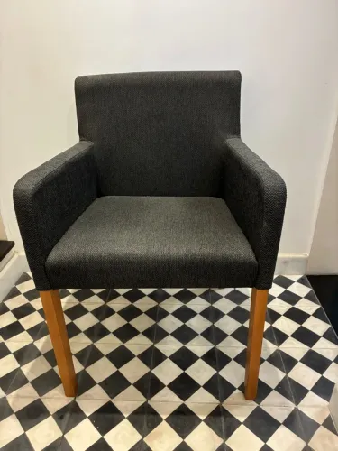 Poltrona de braço preta Tok Stok