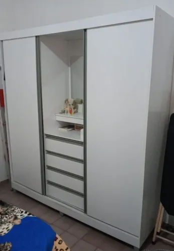 Quarda roupa 2 portas e 4 gavetas 