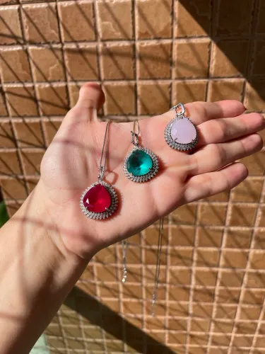 Colar gota cravejada prata 925 rubi turmalina e rosa quartz