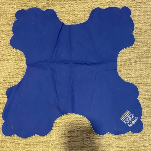 Centro de Mesa Azul Formato Borboleta - Peça Única com Bordado Menorá
