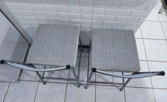 Conjunto 2 Banquetas - Design Moderno! Com descanso para os pés. Prática e Confortável.