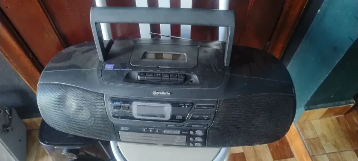 Vendo Rádio antigo funcionando, colecionador,ou para uso .