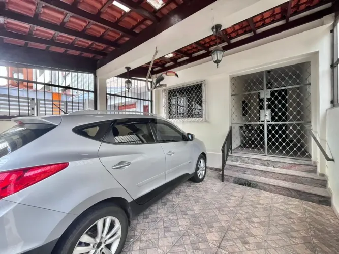 Sobrado Comercial de 200m² no Gonzaga: Recepção, 6 Salas e 2 Vaga. Perfeito para Cursos ou