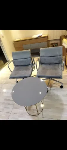 Cadeira giratória na cor cinza com mesa redonda