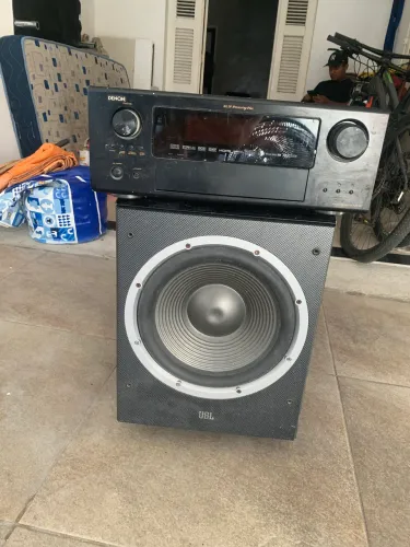 JBL Venue Sub12 e Receiver de Home Theatet