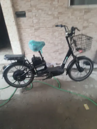 vendo bicicleta eletrica lev esta sem o carregado mais esta novinha