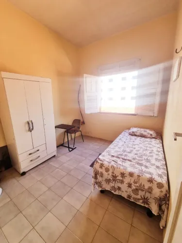 Alugo quarto para temporada no Centro (P/ mulheres). Bem localizado próximo a Maria Aragão