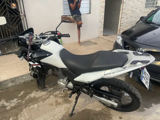 Moto XRE conservada