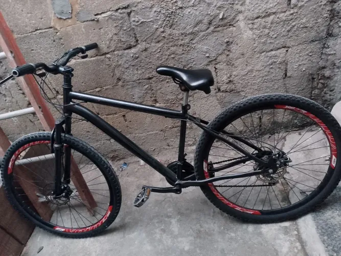 Vendo bicicleta aro 29 freio a disco em boas condições alguma detalhes na pintura