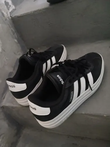 Vendo 4 tênis originais.