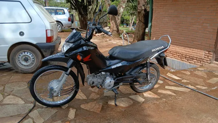 Moto conservada, único dono, ano 2024 modelo 2024 só pegar e transferir
