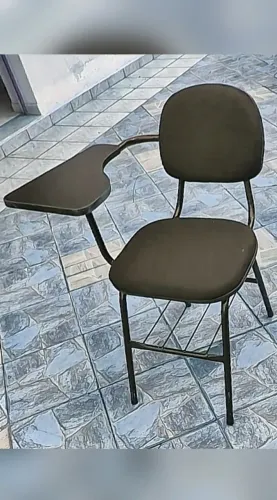 100 Cadeiras Universitárias. Estofadas cor preta.