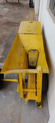 Máquina de meio fio semi nova