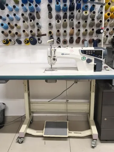 Máquina de costura industrial Sansei Q4 eletrônica 