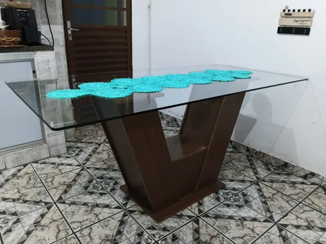 Vende mesa de vidro 180x90, base de madeira sem cadeiras 
