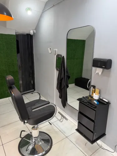 Espelho é bancada para salão e barbearia 