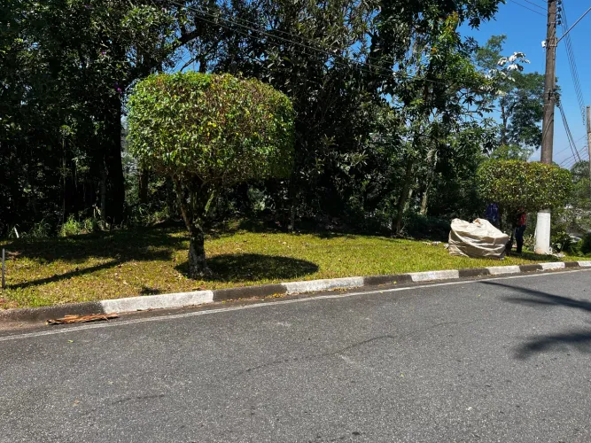Vende - se Terreno no Condomínio Country Aruja