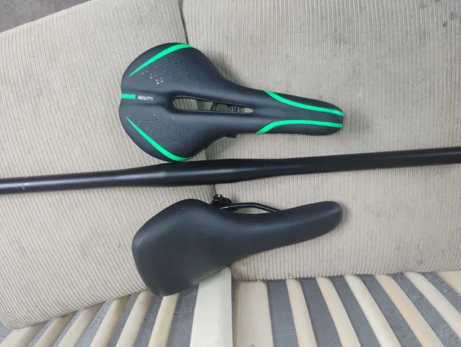 Vende se banco  selin e um guidão de bicicleta.  