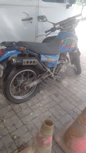Vendo moto XLR com uma multa e dois licenciamento atrasado
