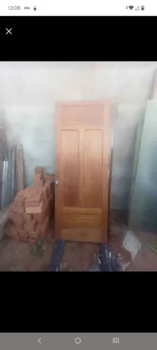 Porta de Madeira Maciça - Bem Conservada