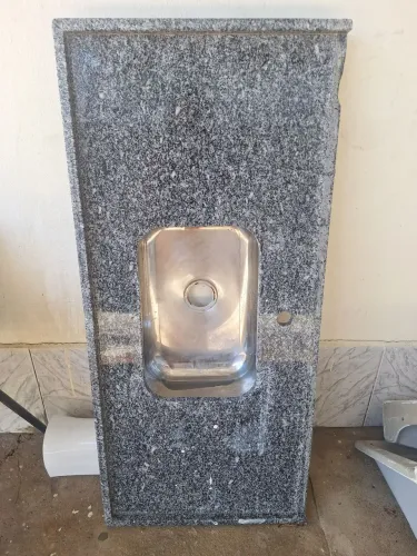 Tanque, pia de banheiro, e pia de cozinha