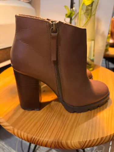 Bota marrom