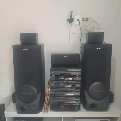 Som da sony LBT N555 muito conservado completo com as 5 cxs somente cd precisa de revisão
