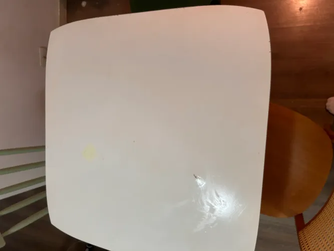 Mesa desmontada com marcas de uso