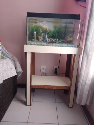 Aquário completo com a mesa e acessórios 