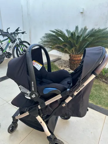 Carrinho de bebê + bebê conforto MaxiCosi Eva2