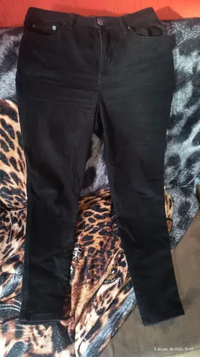 Calça aveludado preta número 40 Marfino excelente estado 
