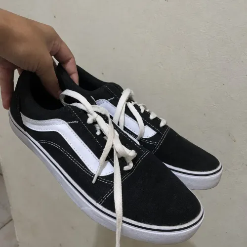 Tênis Casual Preto com Branco