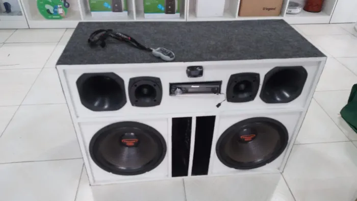 VENDE-SE CAIXA DE SOM!!!!.. ACEITO CARTÃO DE CRÉDITO!!!.