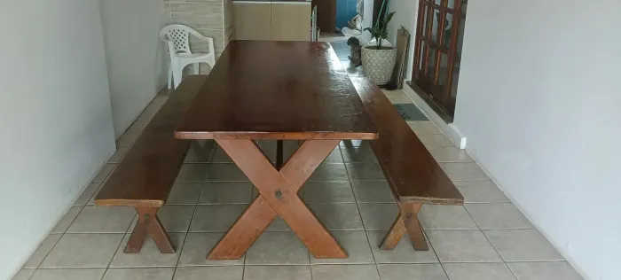 Mesa de churrasco e bancos de madeira maciça 
