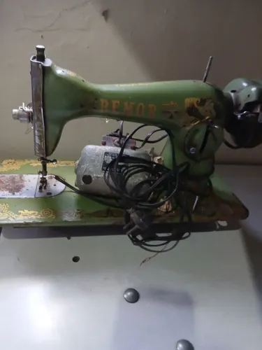 Maquina de costura antiga