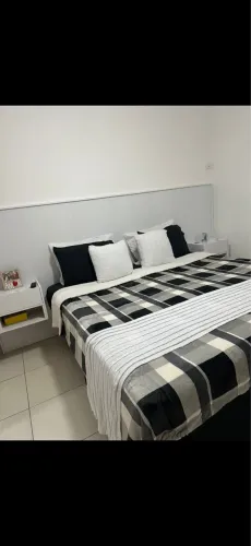 Cabeceira cama king painel ripado c/ mesa de cabeceira branco