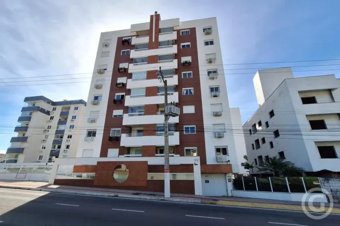 Apartamento semimobiliado em São José