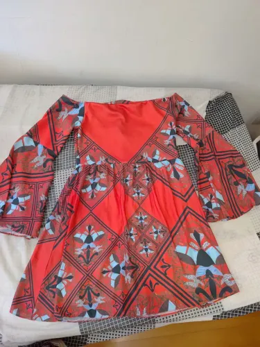 Vestido com decote ombro a ombro e mangas flare!
