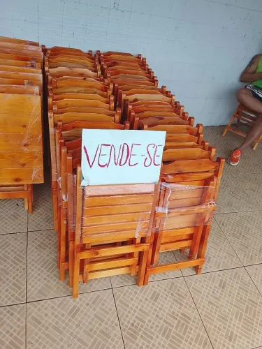 Conjunto de mesas e cadeiras dobráveis 